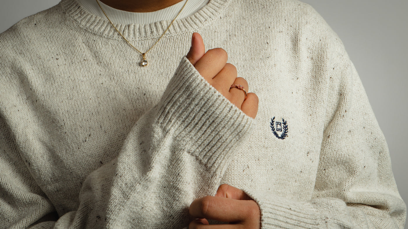 Vrouw draagt een gebreide CHAPS Ralph Lauren trui in maat M