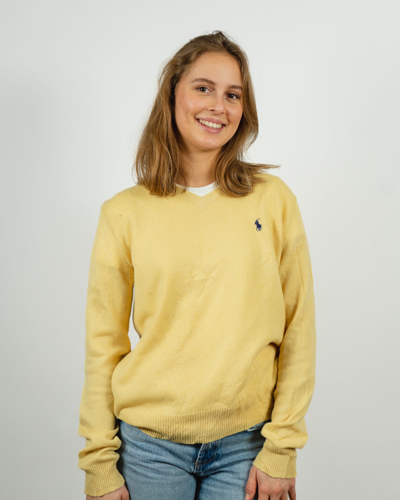 vrouw draagt gele vintage trui van Ralph Lauren