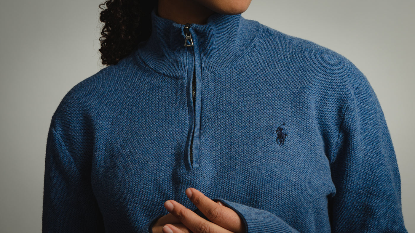 Vrouw draagt vintage Ralph Lauren zip in het blauw met logo maat M