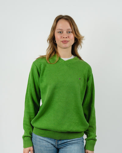 vrouw draagt groene vintage trui van Tommy Hilfiger